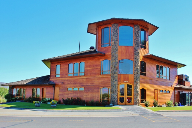 Apples apples everywhere at apple themed Apple Tree Resort in Yakima
